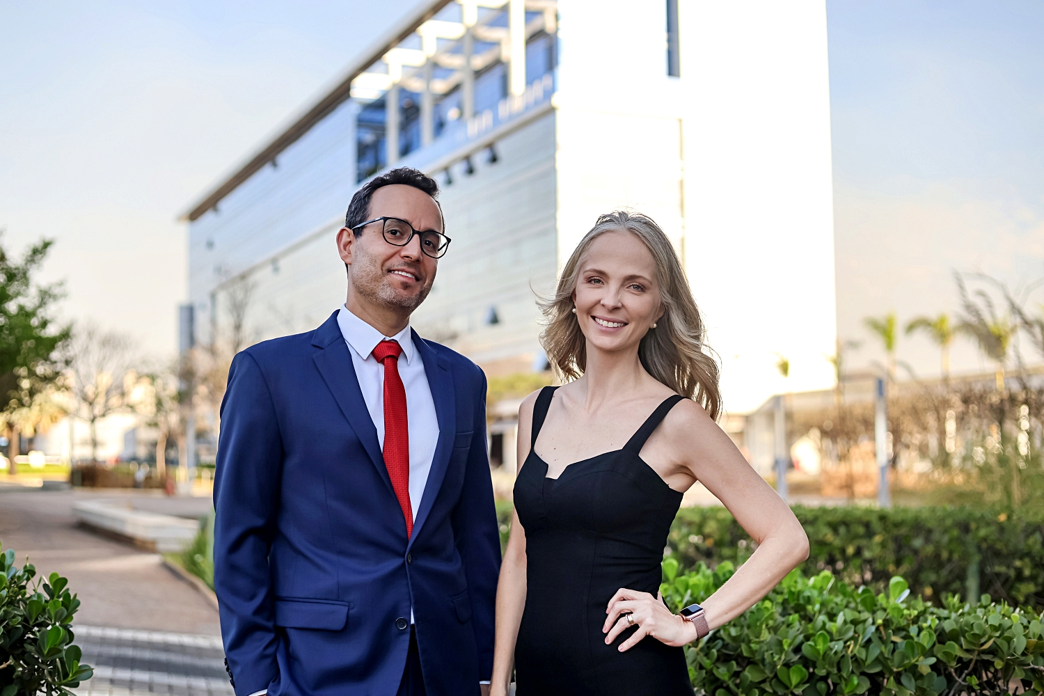 Dr. Rafael Costa e Dra. Isabel Cristina em frente ao edifício da clínica