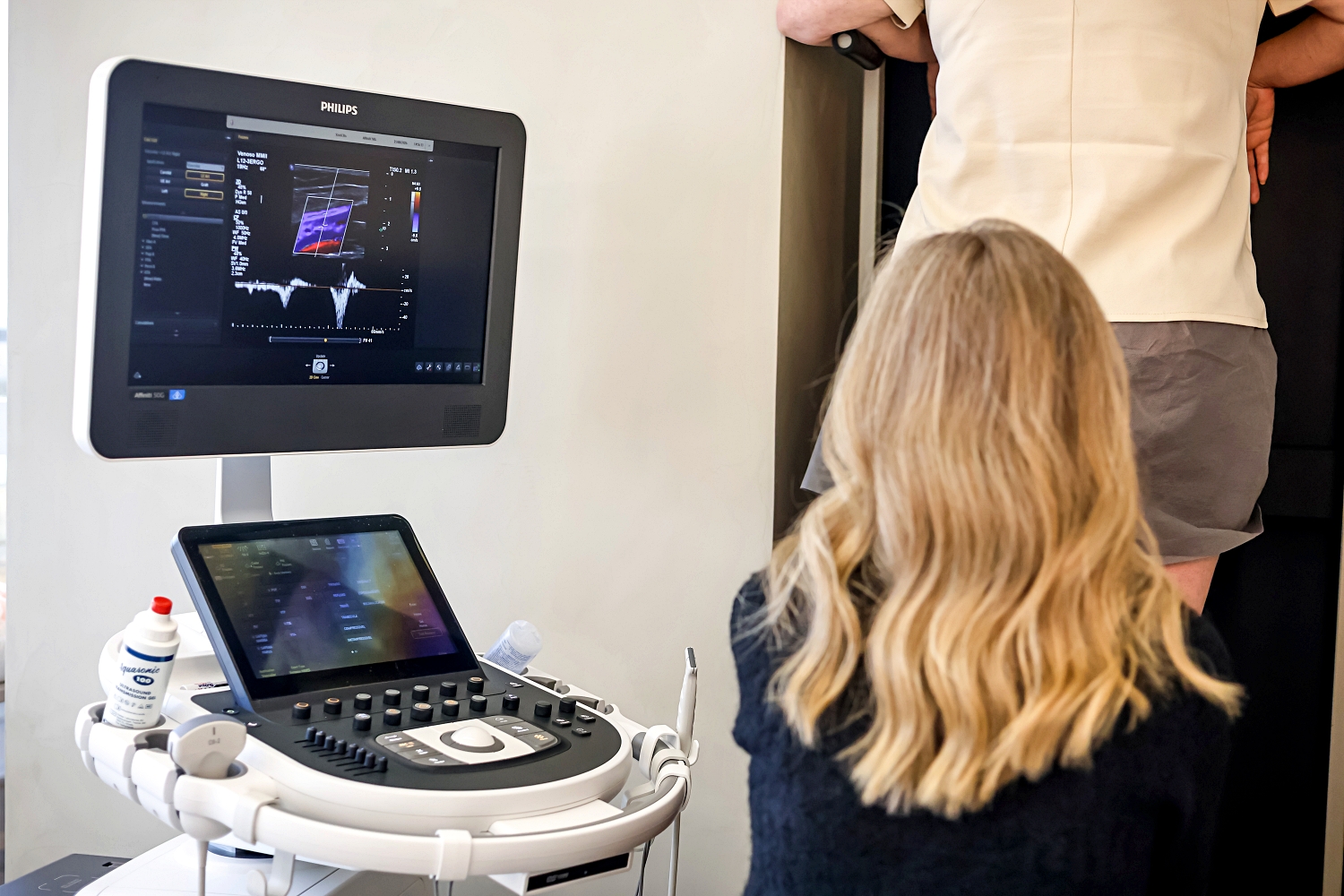 Aparelho de ultrassom Doppler em uso no consultório da SoulClin